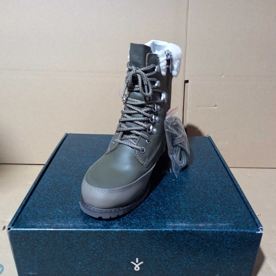 BOXED PAUR OF EMU OKAB FAUX LEATHER BOOTS IN DARK OLIVE UK SIZE 5