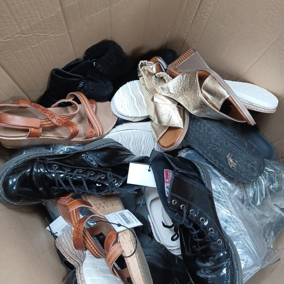 BOX OF APPROXIMATELY 15 PAIRS OF SHOES TO INCLUDE SKETCHERS, RUTH LANGSFORD, MODA ETC 