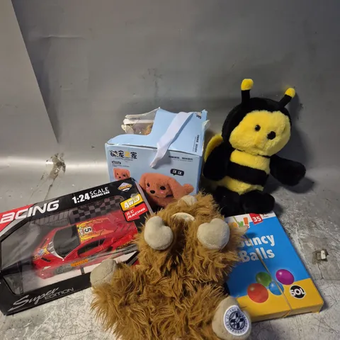 APPROXIMATELY 20 ASSORTED TOYS & GAMES TO INCLUDE PLUSH TOYS, BOUNCY BALLS, RC CAR ETC  