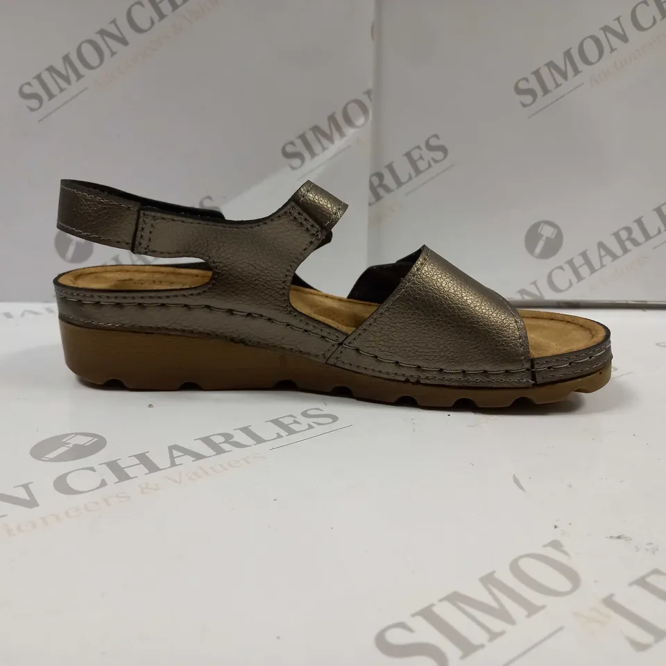 PAIR OF PAVERS SERAY33011 ADJUSTABLE SANDALS UK SIZE 4