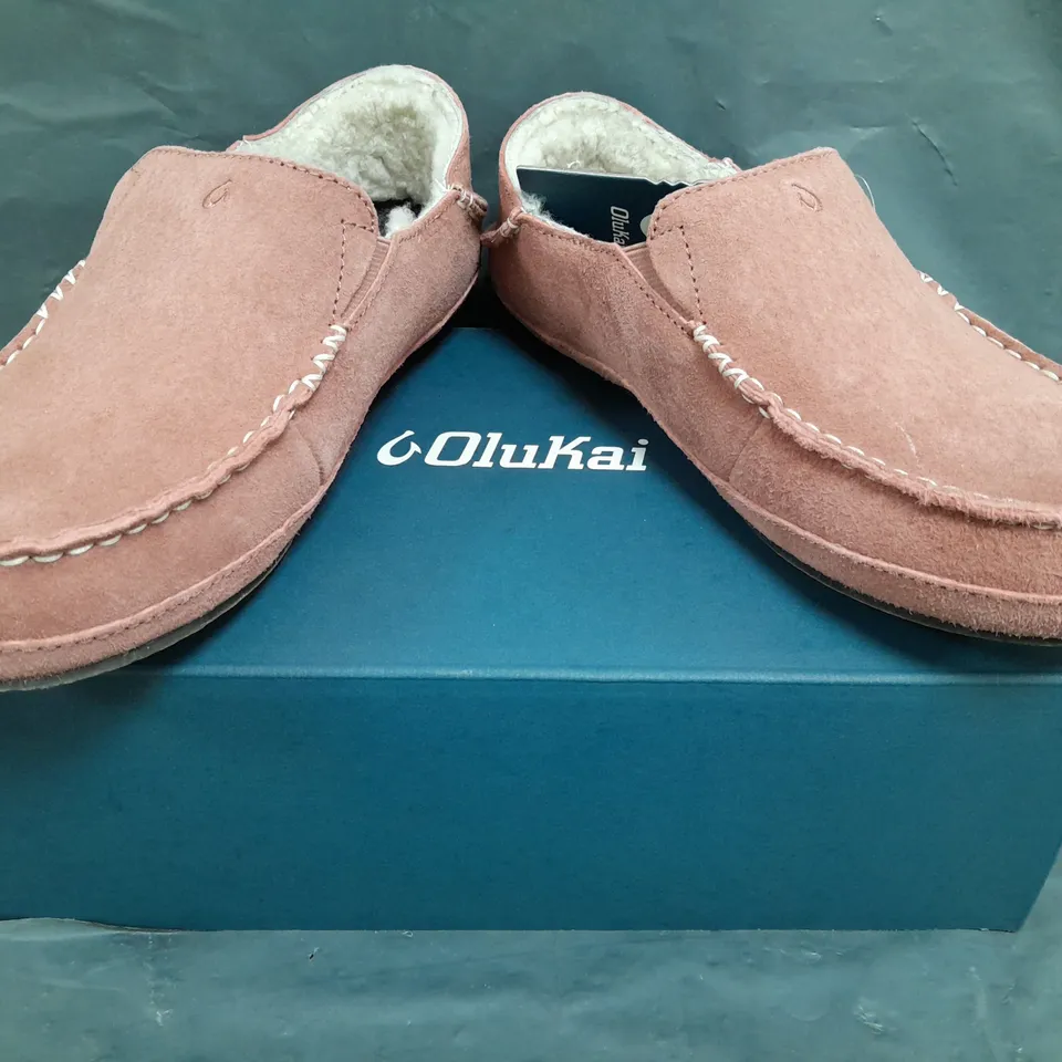 BOXED PAIR OF OLUKAI WOMEN'S NOHEA SLIPPERS IN PINK SIZE UK 6