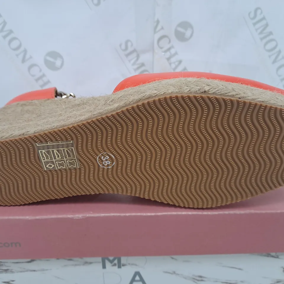 PAIR OF MODA IN PELLE GALIANA WEDGE IN ORANGE - SIZE 38
