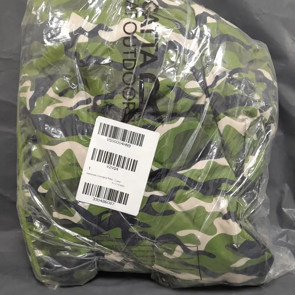 REGATTA WATERPROOF CHANGING ROBE IN CAMO - SIZE 9-13 YEARS