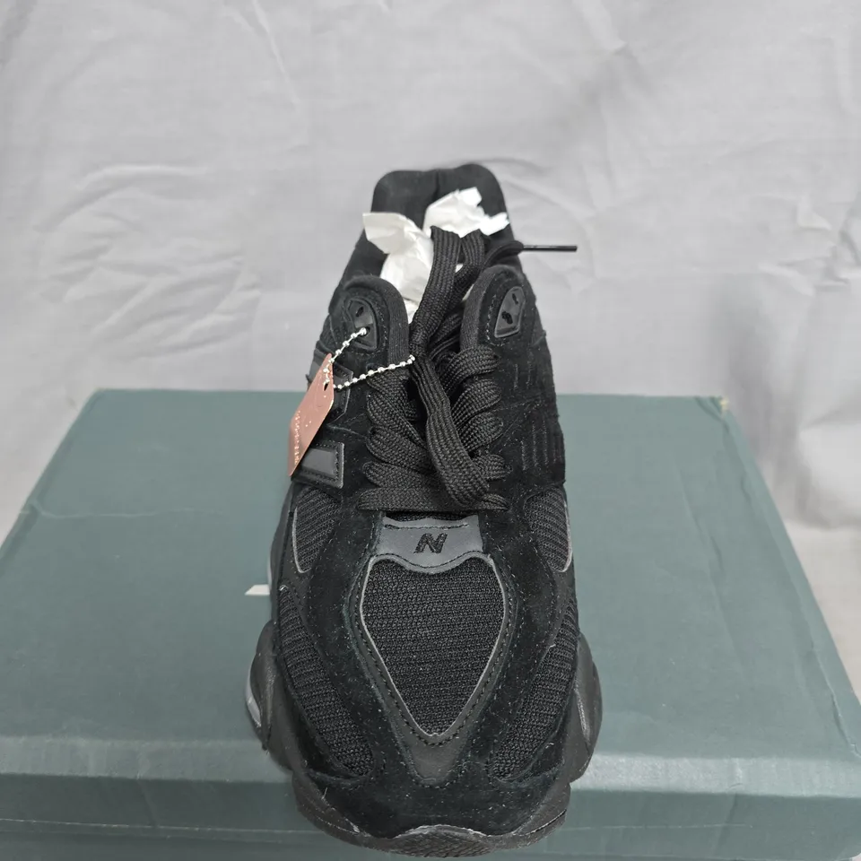 BOXED PAIR OF NEW BALANCE BLACK TRAINERS – UK SIZE 6.5