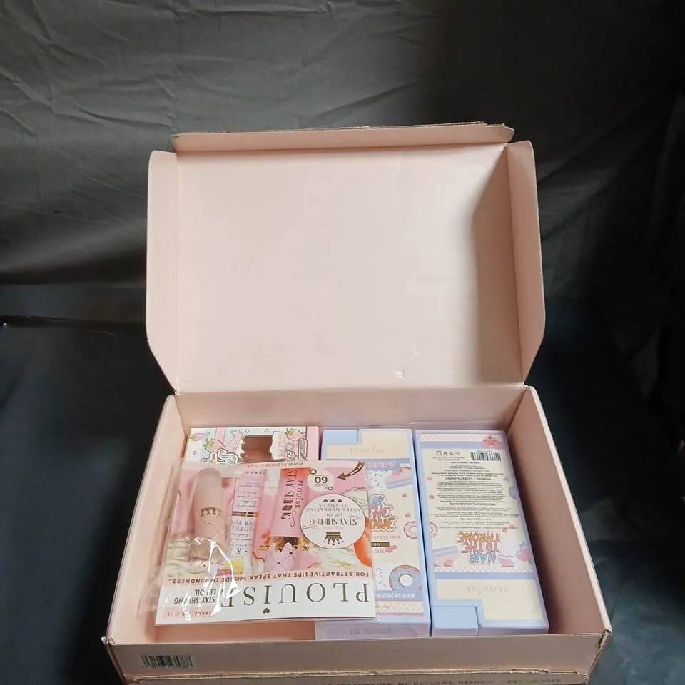 P LOUISE MAKE-UP GIFT SET – PINK BOX