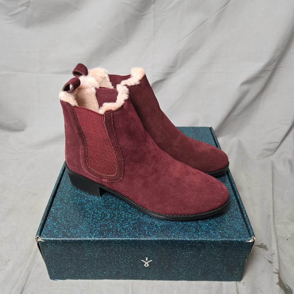 BOXED EMU AUSTRALIA ELLIN ANKLE BOOTS IN CLARET - SIZE 9