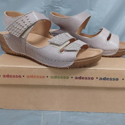 BOXED PAIR OF ADESSO SANDALS IN MUSHROOM SIZE 5