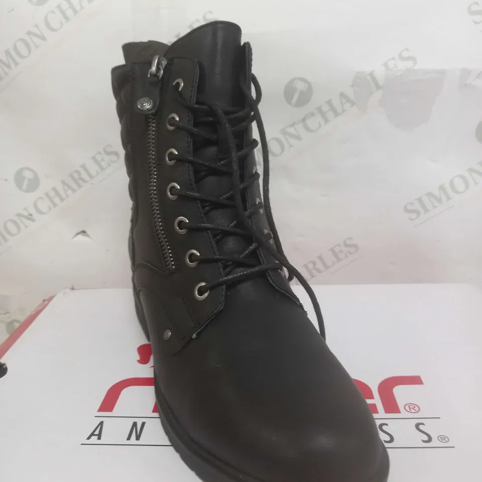 BOXED PAIR OF RIEKER PANEL BOOTS IN BLACK SIZE 6