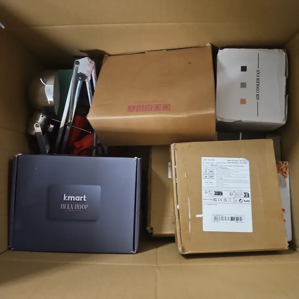 APPROXIMATELY 12 ASSORTED ELECTRICALS TO INCLUDE KABOLO KITCHEN SCALE, PROJECTOR, DESK LAMP, ETC - COLLECTION ONLY