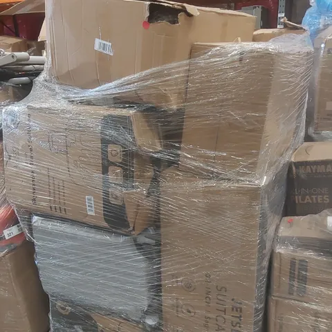 PALLET CONTAINING A VERY LARGE QUANTITY OF ASSORTED SUITCASES