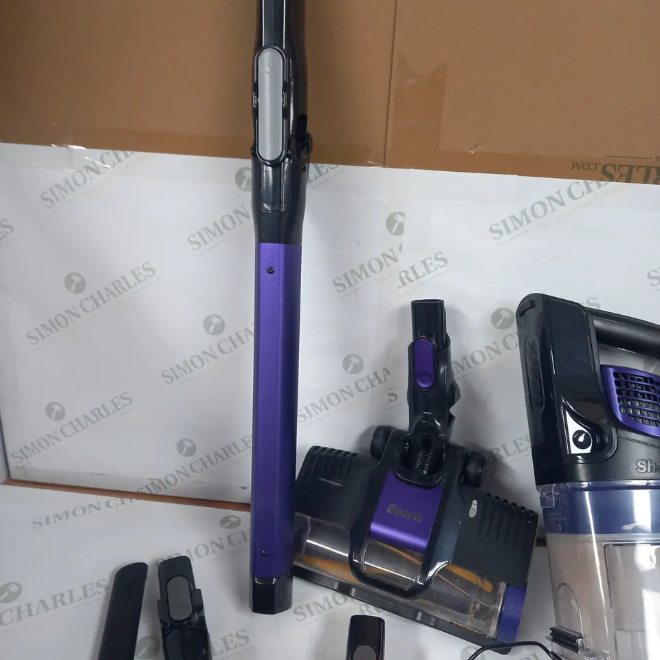 SHARK CORDESS STICK VACUM