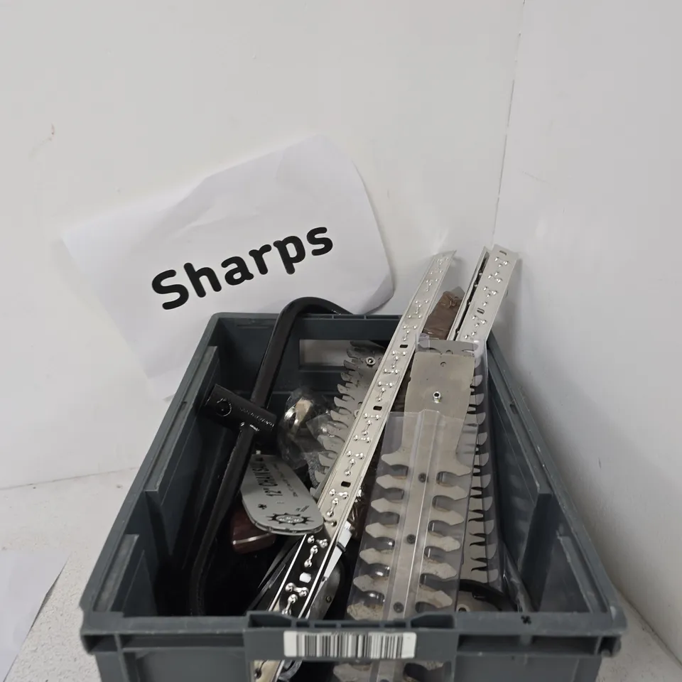 BOX CONTAINING A MIX OF APPROXIMATELY 15 ASSORTED SHARP ITEMS INCLUDING METAL PARTS, KNIFE, GARDENING TOOL PARTS ETC. 