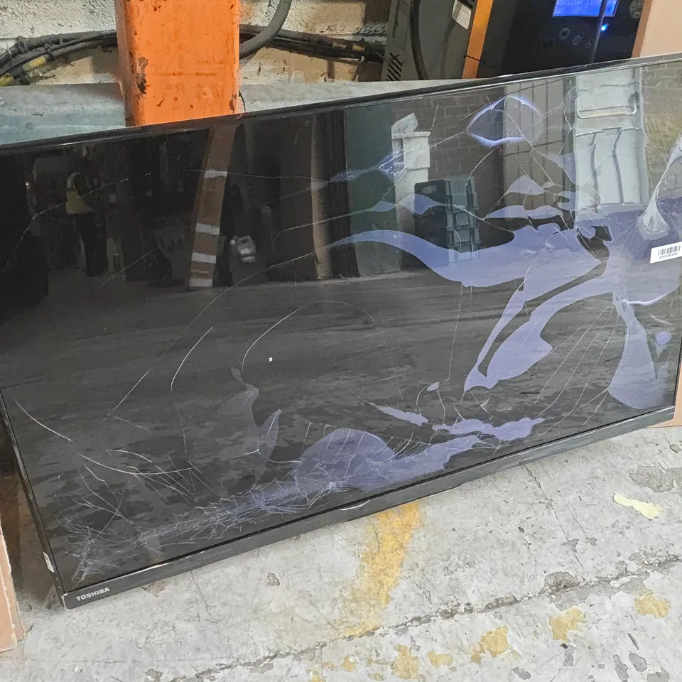 BOXED TOSHIBA 32" HD READY TV 32WV2553DB WITH REMOTE - POWERS ON - DAMAGED SCREEN 