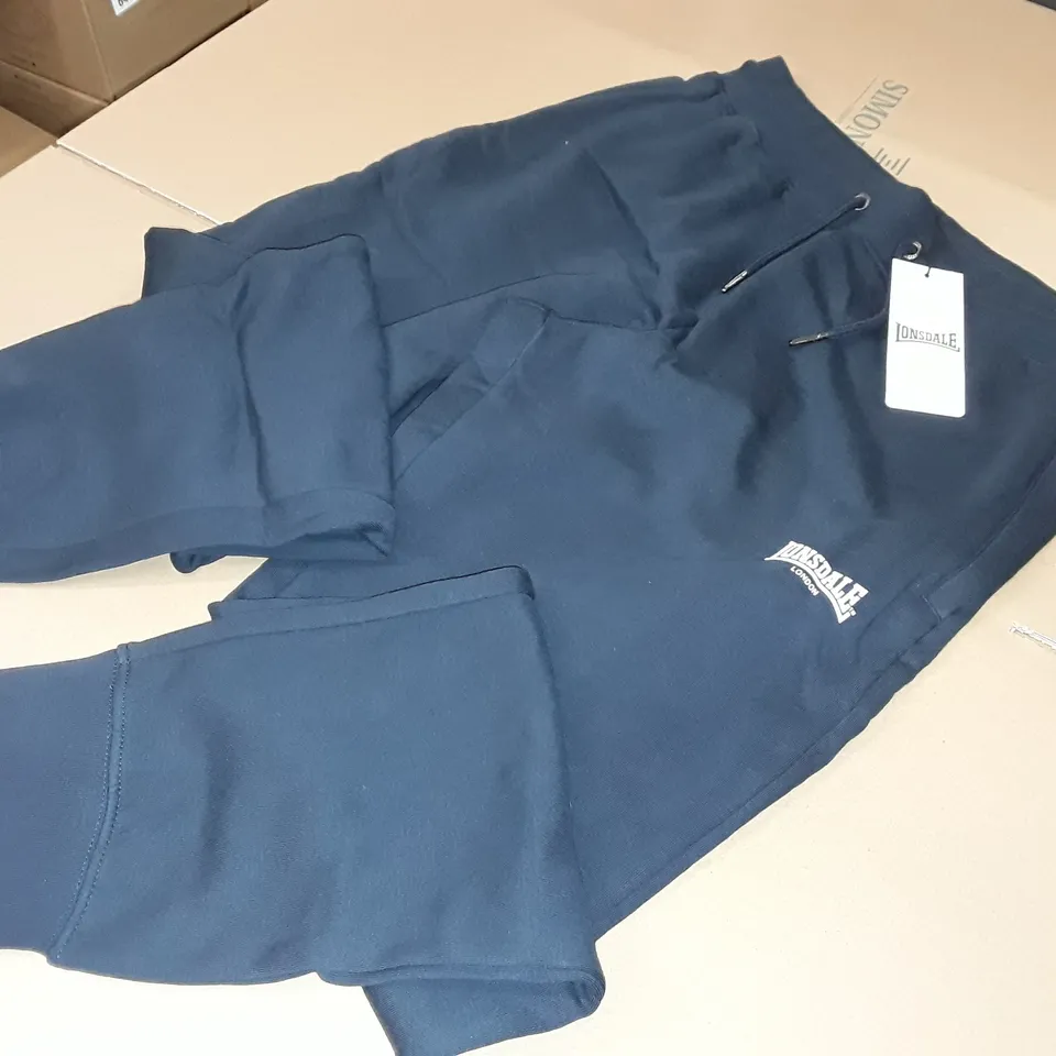 LONSDALE ESSENTIAL JOGGERS IN NAVY - M