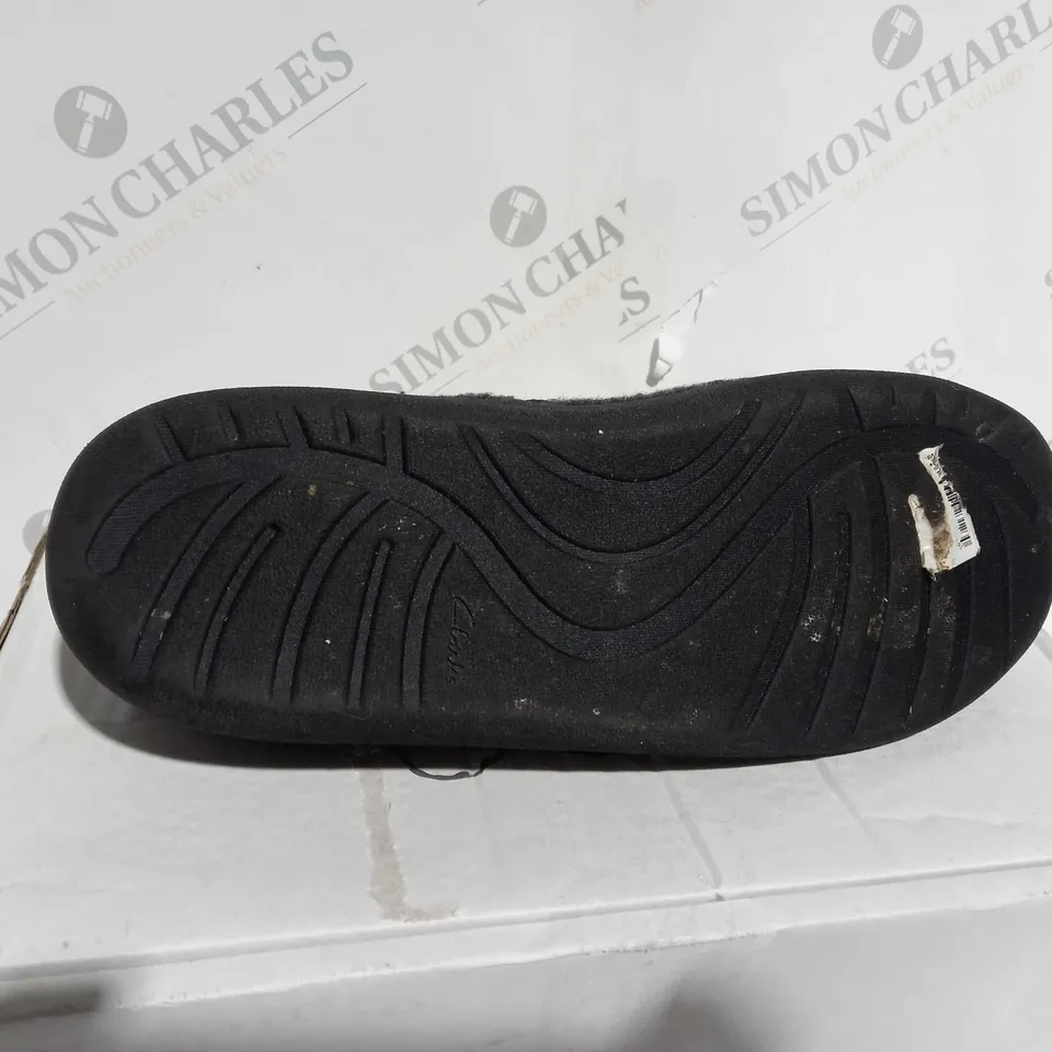  PAIR OF CLARKS SLIPPERS IN BLACK - UK SIZE 9