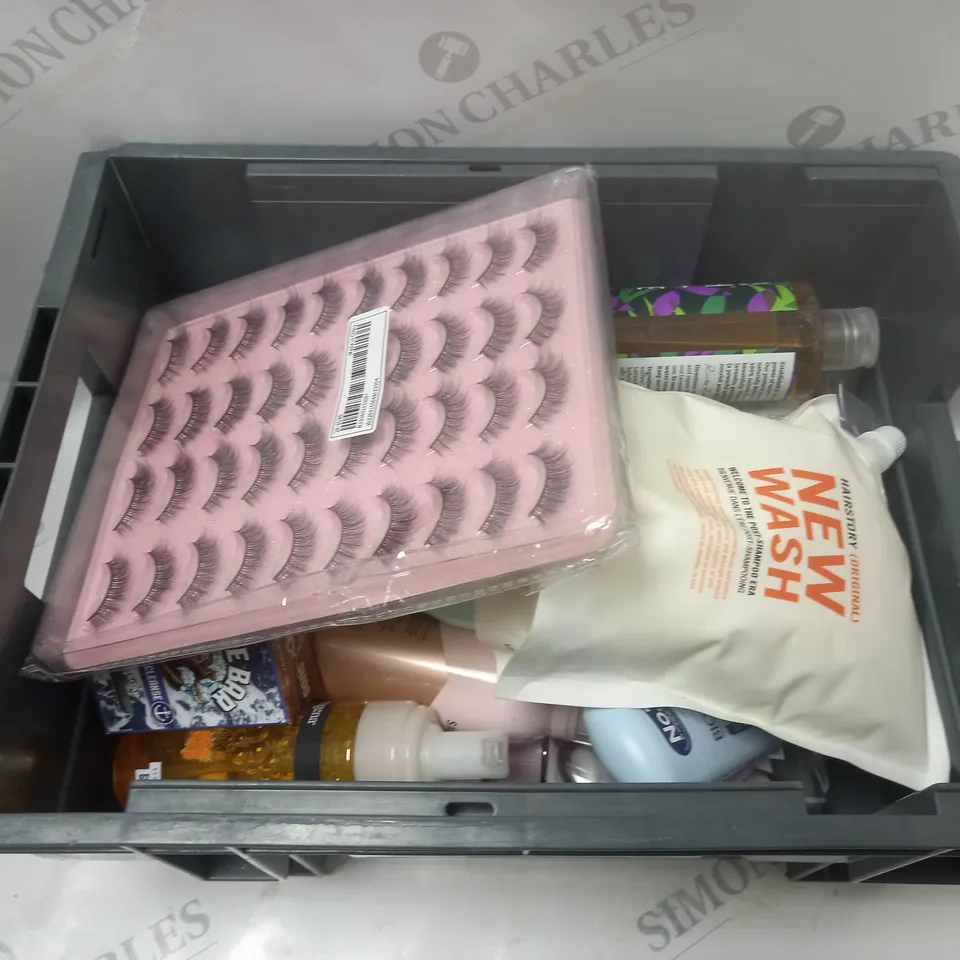APPROXIMATLEY 20 COSMETICS ITEMS TO INCLUDE HAIRSTORY NEW WASH (946ml), SANCTUARY SPA SHOWER BURST (200ml), NEUTROGENA CLEAR & SOOTHE MOUSSE CLEANSER (150ml), ETC