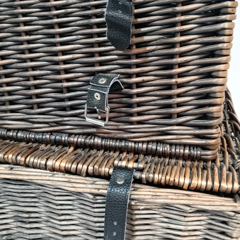 SET OF 3 WICKER STORAGE BOXES WITH STRAPS