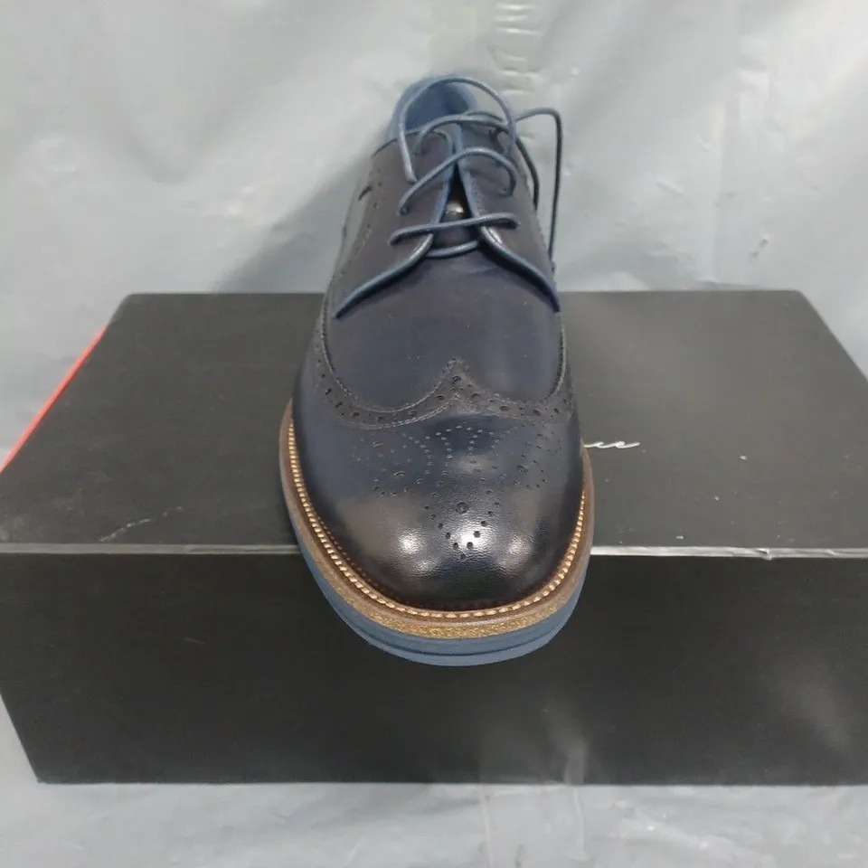 BOXED PAIR OF ALEXANDER PACE LACE-UP SHOES IN NAVY SIZE 9