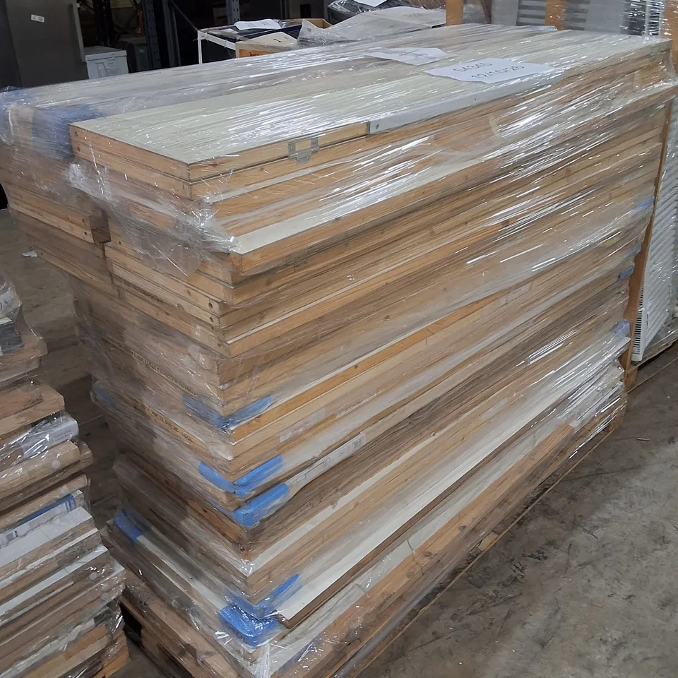 PALLET CONTAINING APPROXIMATELY 30 ASSORTED INTERNAL DOORS