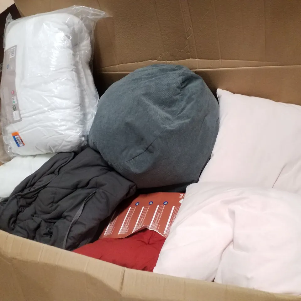 PALLET CONTAINING ASSORTED PILLOWS & CUSHIONS