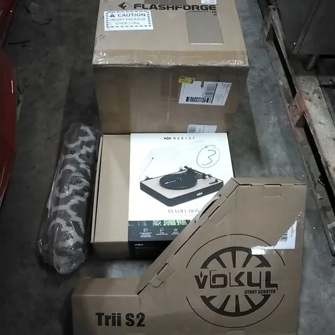 PALLET OF HOUSEHOLD ITEMS TO INCLUDE KICK SCOOTER, TURNTABLE SYSTEM, RUG,3D PRINTER AND OTHER ASSORTED ITEMS..L