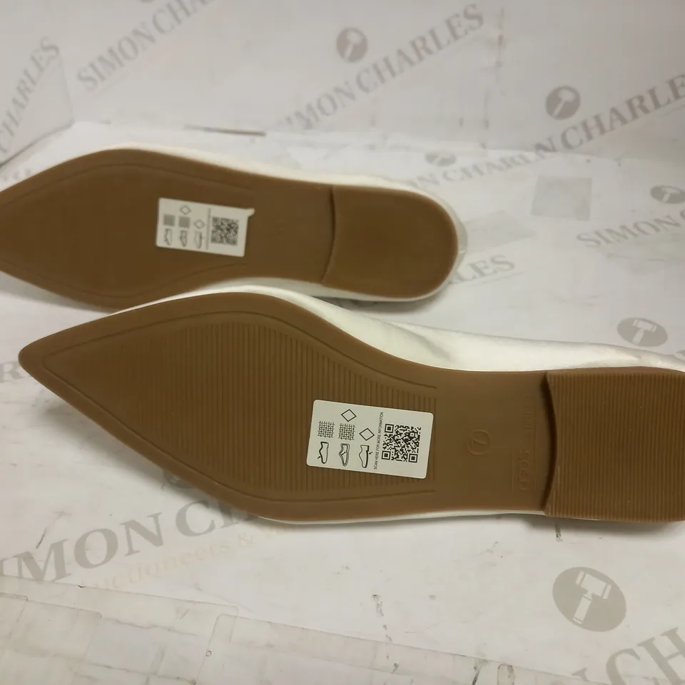 ASOS DESIGN LUCKY POINTED BALLET FLATS IN IVORY SATIN UK 7