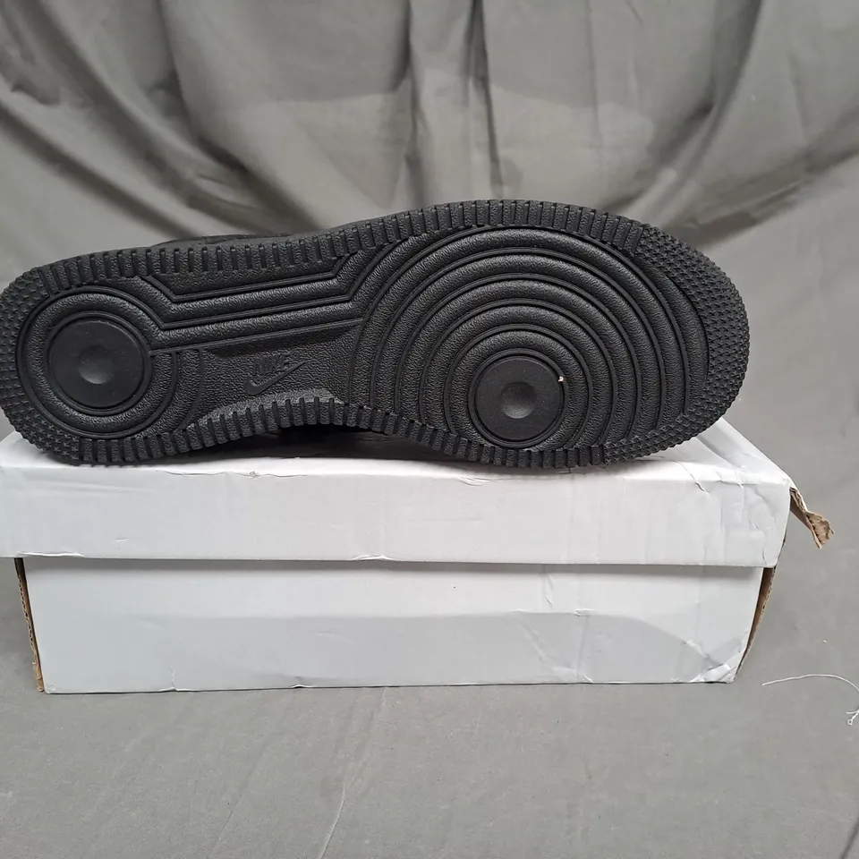 BOXED PAIR OF NIKE AIR FORCE 1 TRAINERS IN BLACK SIZE 9