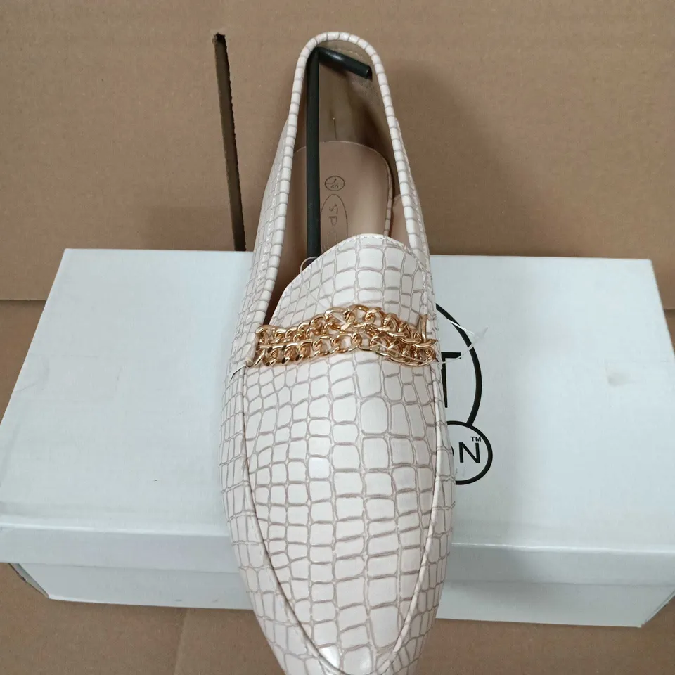 BOXED PAIR OF SPOT ON NUDE WIDE FIT CROCODILE-EMBOSSED LOAFERS WITH CHAIN DETAIL – NUDE, UK 7