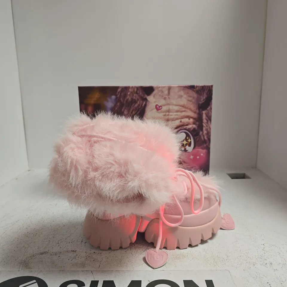 BOXED PAIR OF KOI KAWAII SASQUATCH FLUFFY SNOW BOOTS IN PINK SIZE UK 5