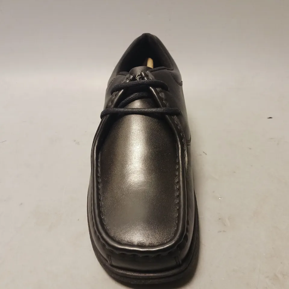 BOXED PAIR OF KICKERS FRAGMA LEATHER LACE UP SHOES IN BLACK EU SIZE 43