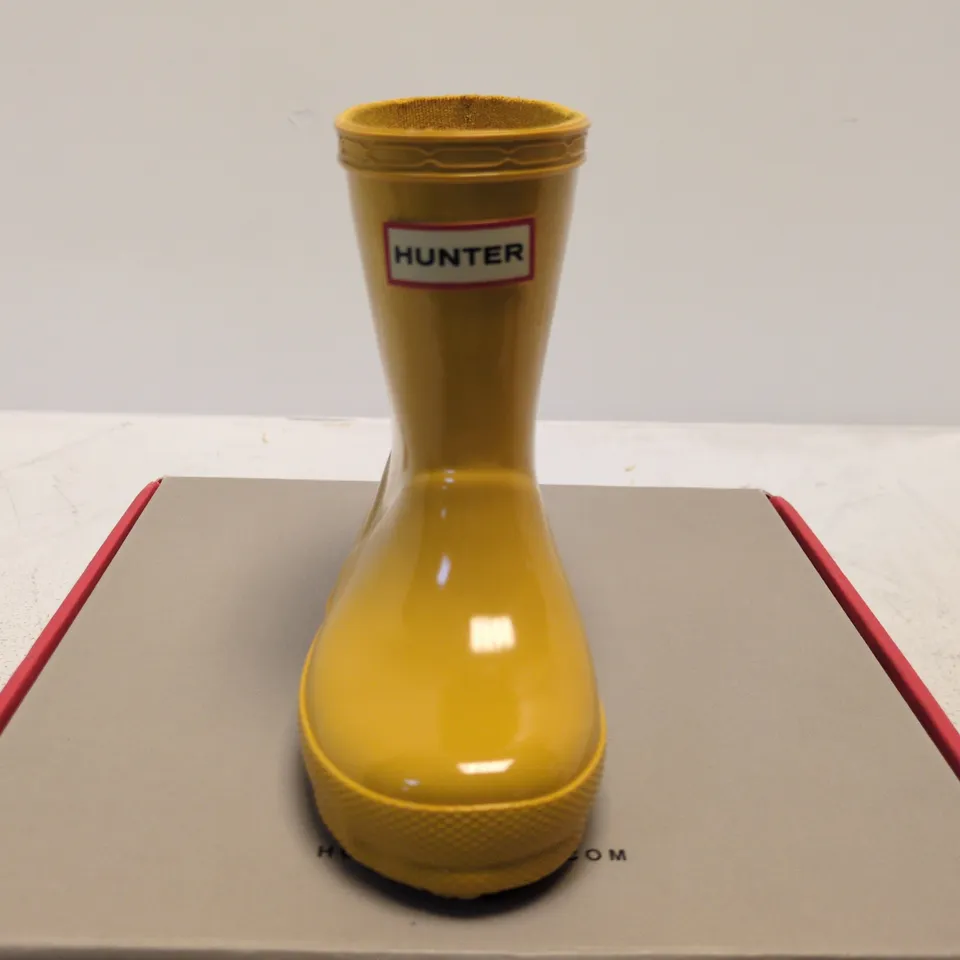BOXED PAIR OF HUNTER KIDS YELLOW RAIN BOOTS - UK 4