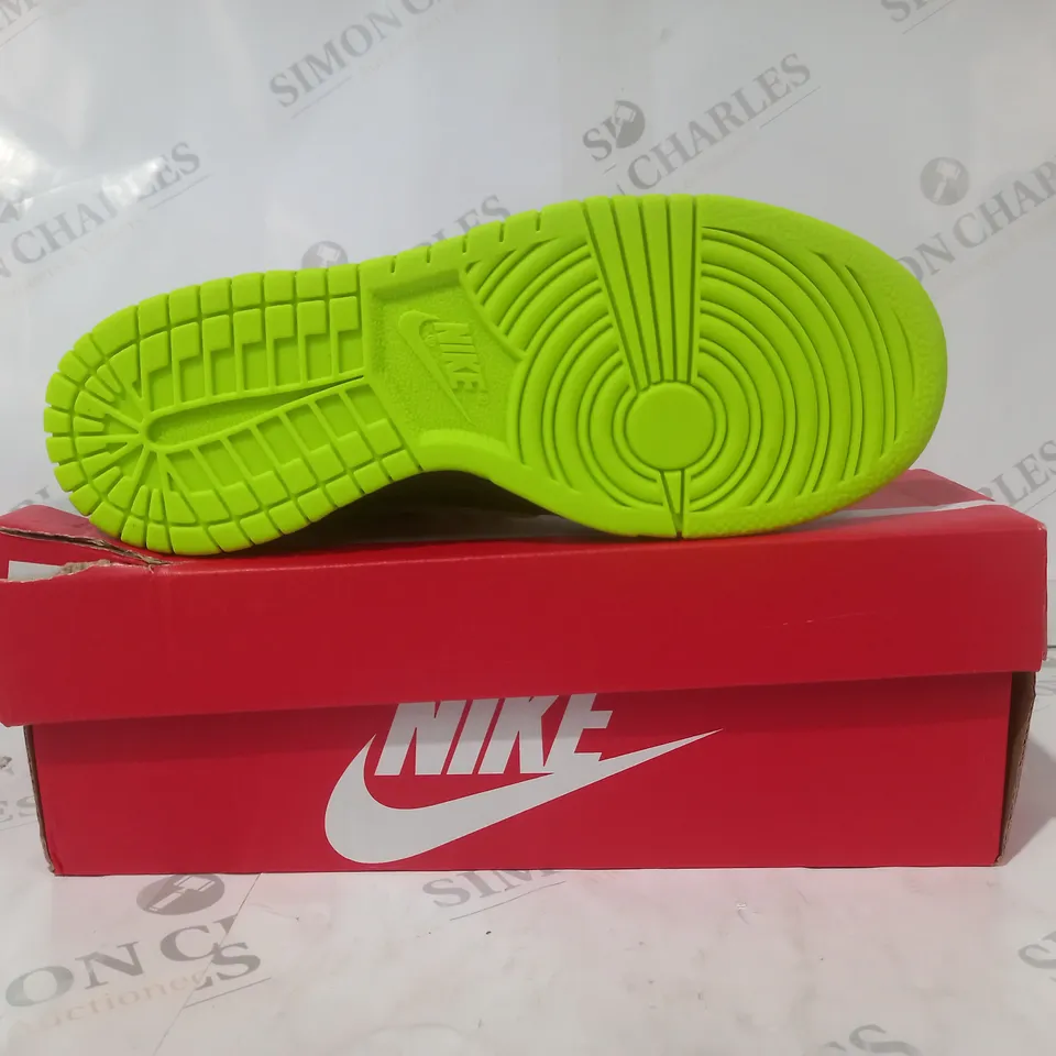 BOXED PAIR OF NIKE DUNK LOW SE 2 SHOES IN BLUE/LIME UK SIZE 5