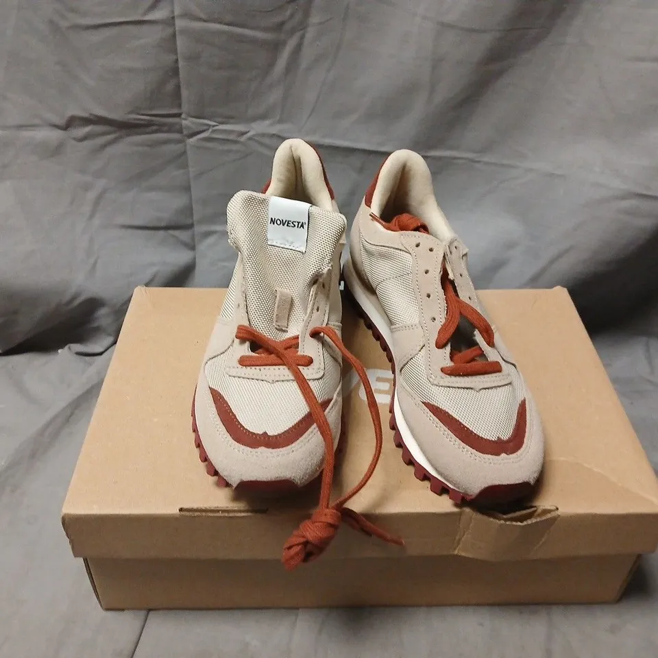 BOXED NOVESTA MARATHON TRAIL SNEAKERS – CHALK/BRICK (TOAST), UK 5 (EU 38)