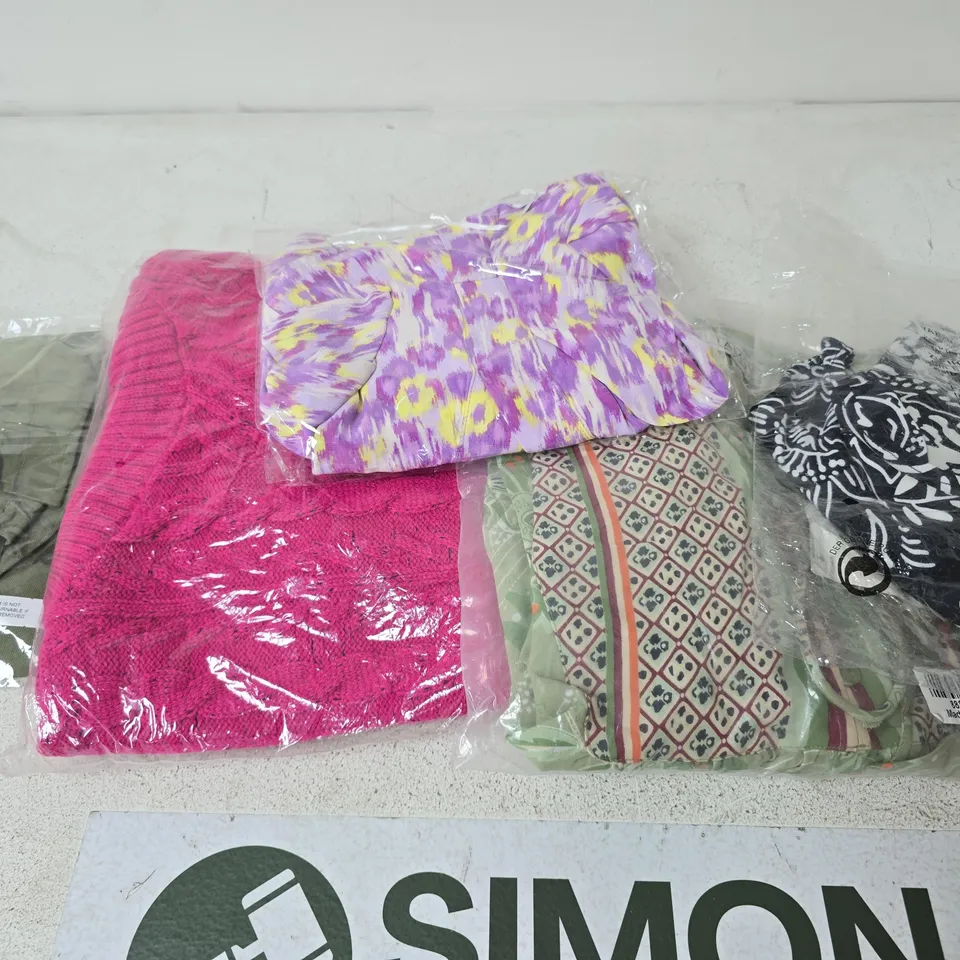 APPROX 12 ASSORTED ITEMS OF CLOTHING TO INCLUDE TROUSERS, JUMPERS, TOPS, ETC