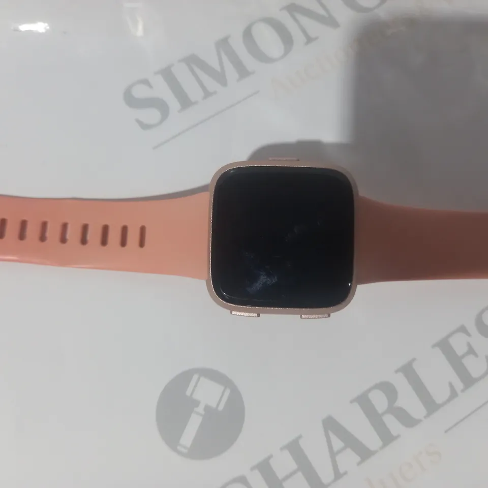 BOXED FITBIT VERSA SMARTWATCH IN PEACH COLOUR