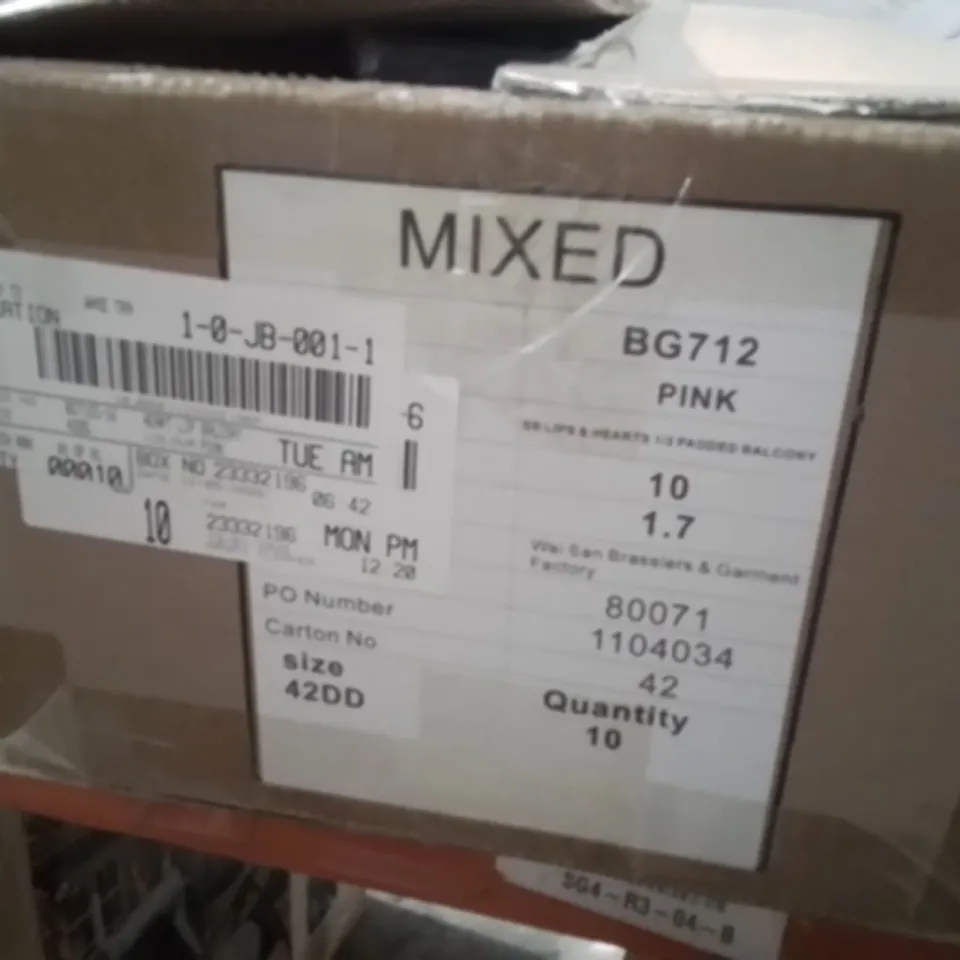 BOX CONTAINING APPROXIMATELY 10 BRAND NEW SIMPLY BE HEARTS AND LIPS PADDED BRA SIZE 42DD