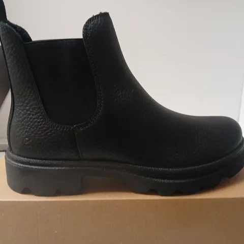 ECCO BLACK LEATHER CHELSEA BOOT WITH LUG SOLE - UK SIZE 8.5