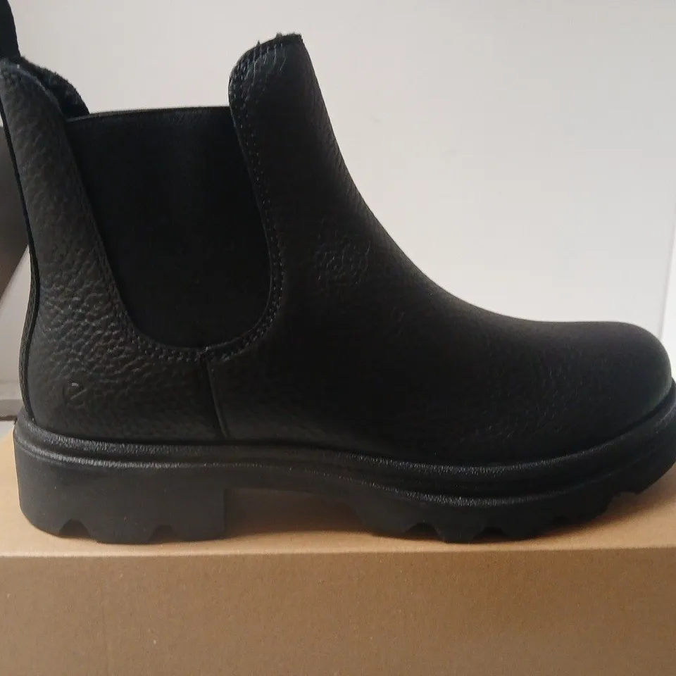 ECCO BLACK LEATHER CHELSEA BOOT WITH LUG SOLE - UK SIZE 8.5