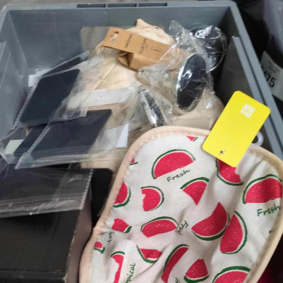 APPROXIMATELY 15 ASSORTED HOUSEHOLD ITEMS TO INCLUDE DULUX SIMPLY REFRESH PAINT, LONG INDUCTION LIGHT AND A GLOVE DRYING TOOL