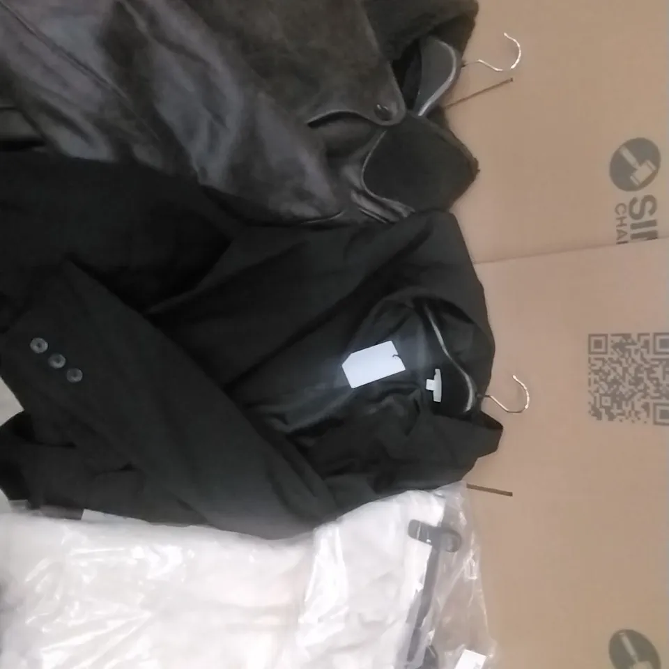 PALLET CONTAINING APPROXIMATELY 100 WOMEN'S DESIGNER CLOTHES WHICH INCLUDE; JD WILLIAMS COATS, SIMPLY BE BLAZERS, SKIRTS ETC