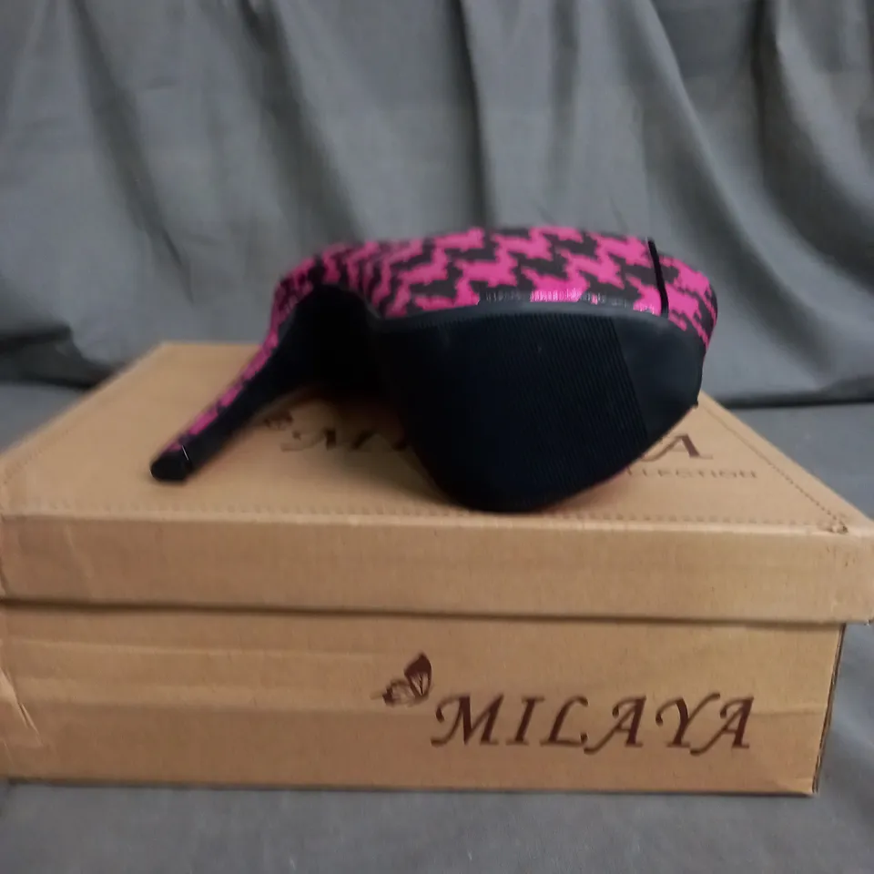 APPROXIMATELY 12 PAIRS OF WOMENS PATTERNED HIGH HEELS SHOES IN VARIOUS SIZES 