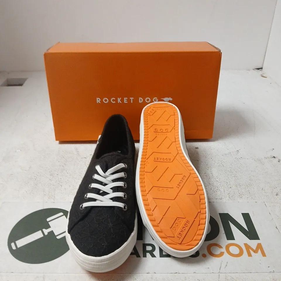 BOXED ROCKET DOG CHOW CHOW ELSIE EYELET COTTON – WOMEN'S BLACK SHOES, UK 7