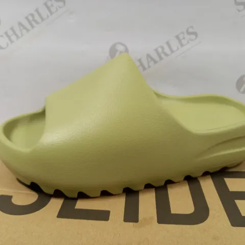 BOXED ADIDAS YEEZY SLIDE SIZE 7
