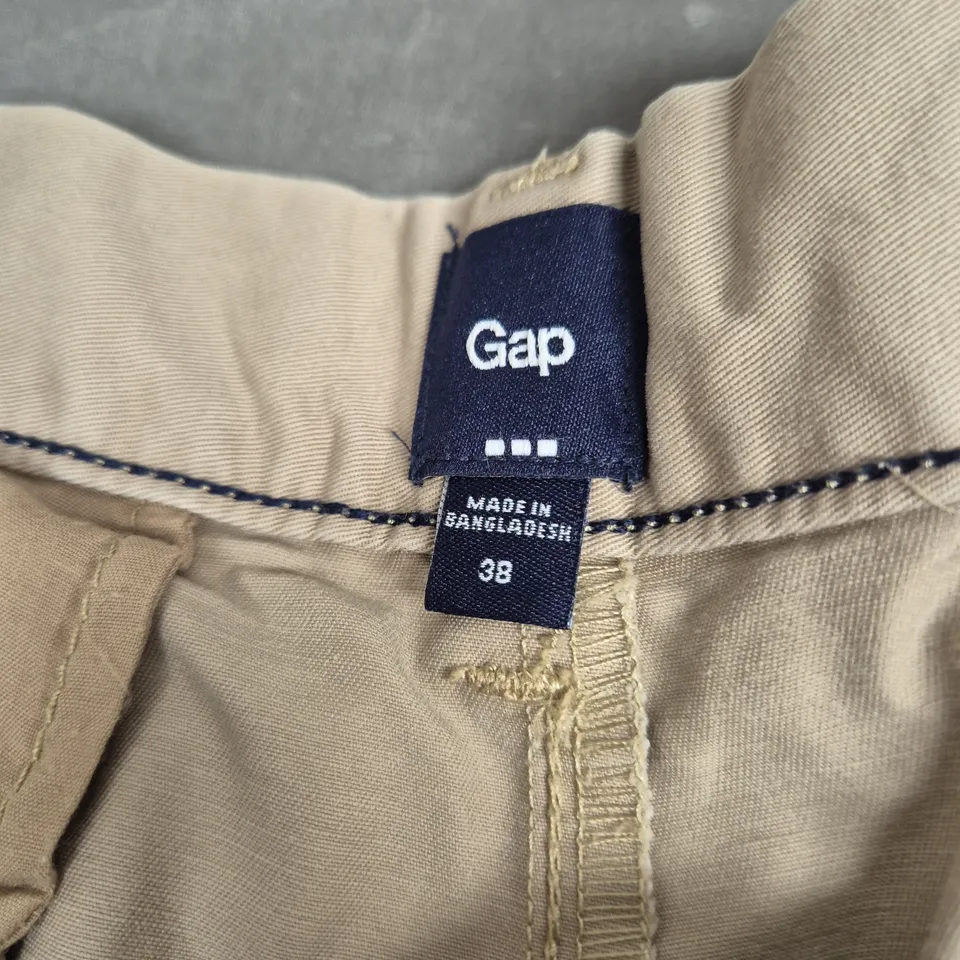 GAP KHAKI SHORTS – MADE IN BANGLADESH – SIZE 38 (MEN)