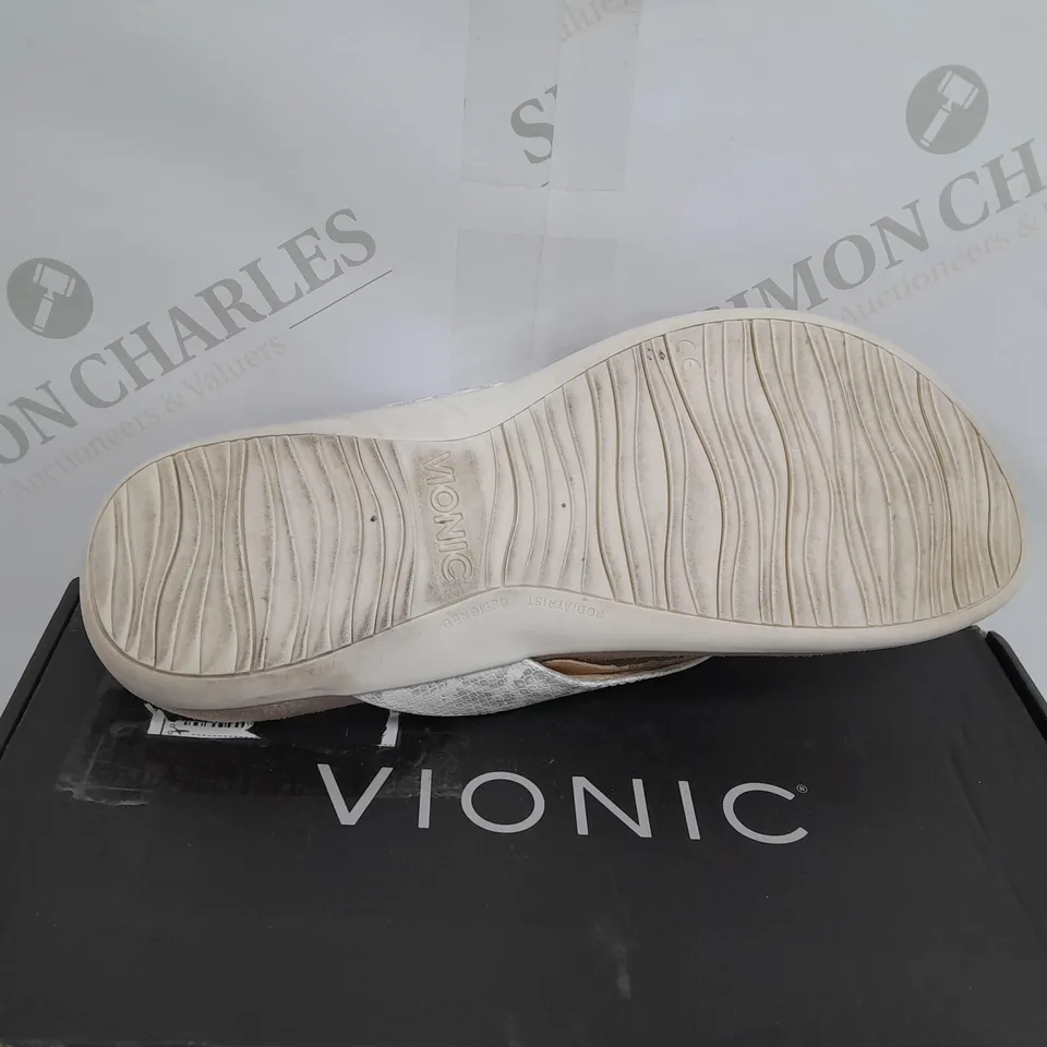 BOXED PAIR OF LUCIA SANDALS IN WHITE SIZE 7