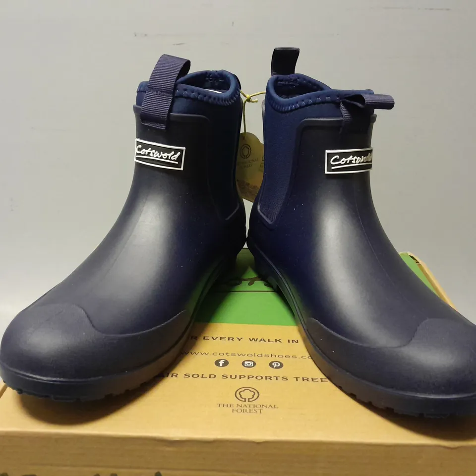 BOXED PAIR OF COTSWOLD GROSVENOR WELLYBOOTS IN NAVY - UK 6