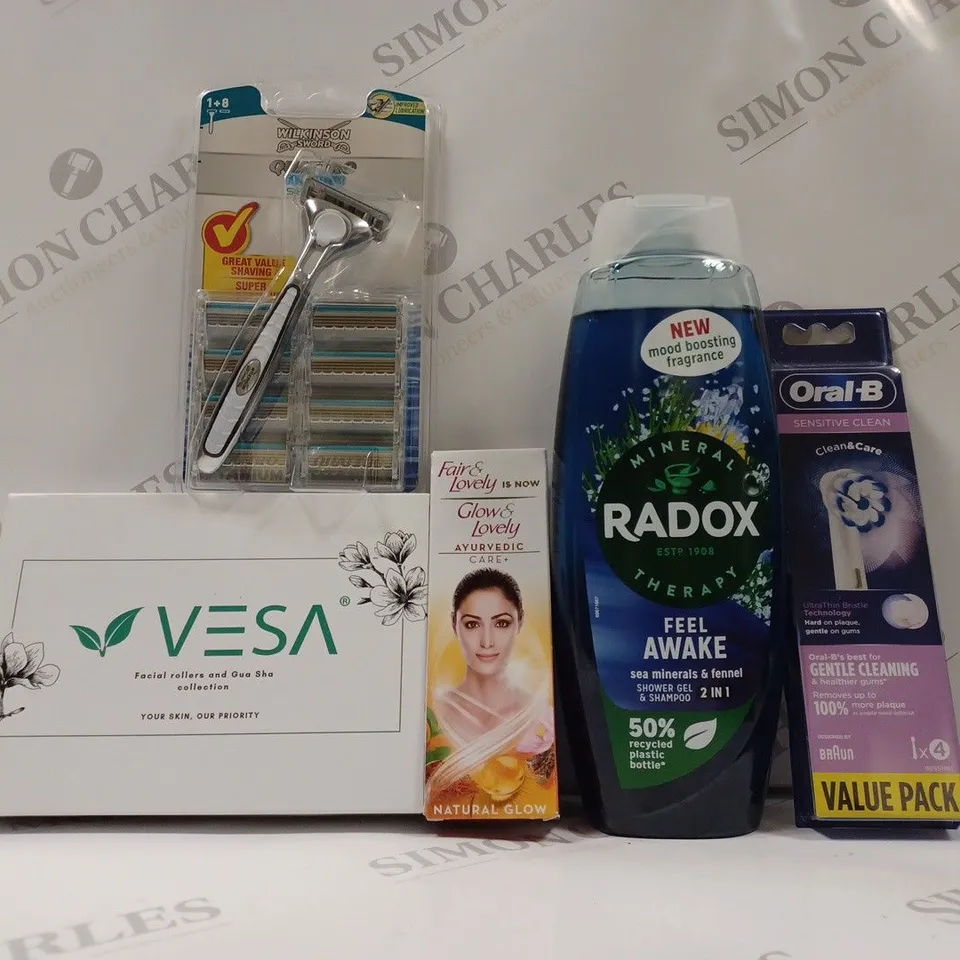 BOX OF APPROX 15 ASSORTED HEALTH AND BEAUTY ITEMS TO INCLUDE - ORAL B GENTLE CLEANING TOOTHBRUSH HEADS - RADOX FEEL AWAKE - WILKINSON SWORD QUATTRO SHAVER ECT