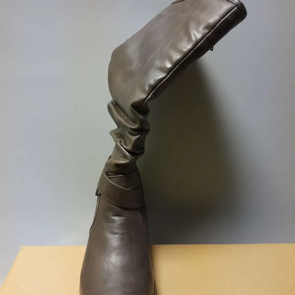 7 BOXED STRAP AND ROUCHE WEDGE HIGH LEG VIXEN BOOTS IN BROWN - SIZE 4