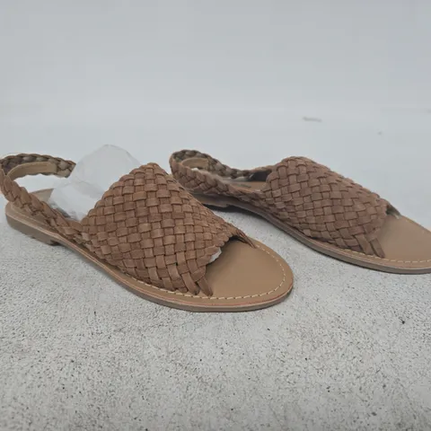 BOXED PAIR OF LEATHER COLLECTION SANDALS IN TAN SIZE 6