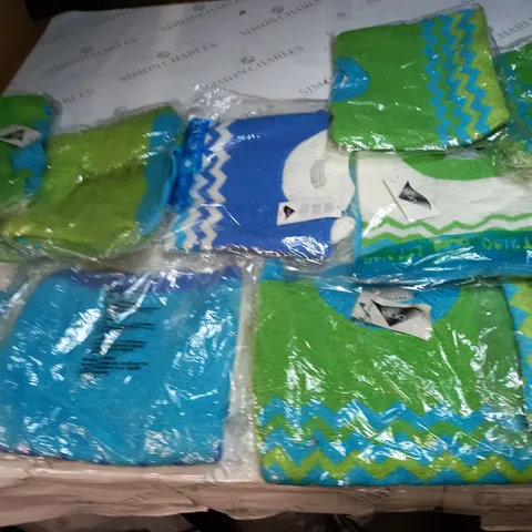 LOT OF APPROX 10 ASSORTED CLOTHING ITEMS IN VARIOUS SIZES